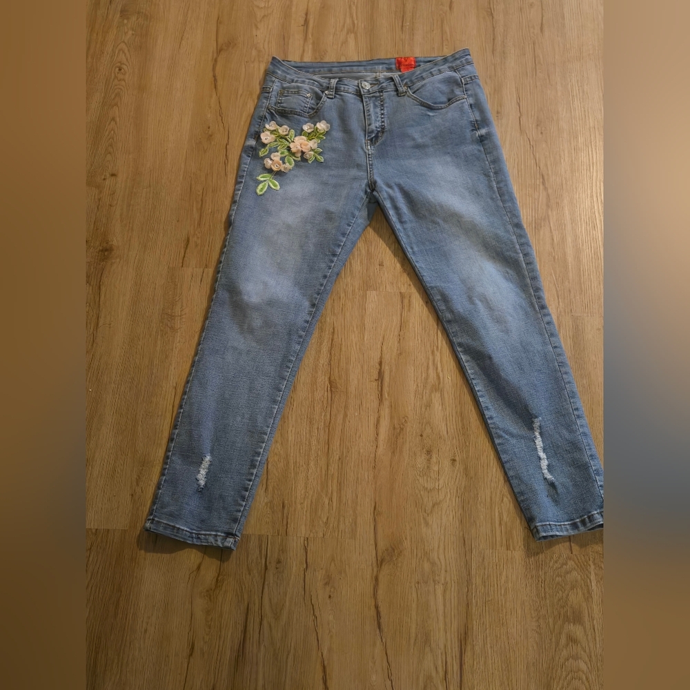 V. CRISTINA EMBELLISHED FLOWERS BLUE JEANS SIZE 8 Rip Botton Cotton Spandex